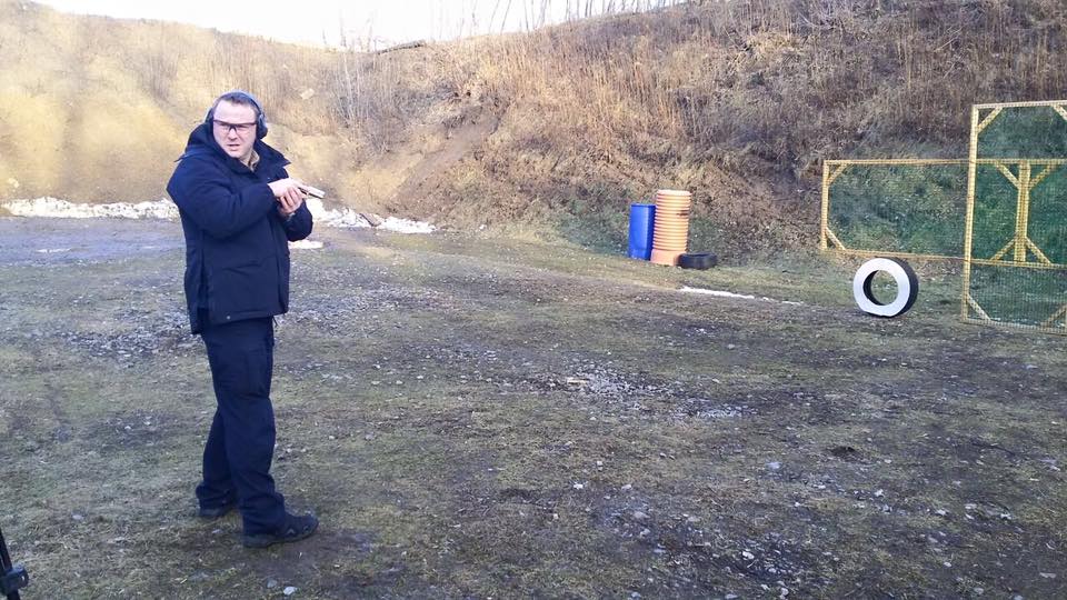 Украинские патрульные будут учиться стрелять по колесам автомобиля-нарушителя для его принудительной остановки. 