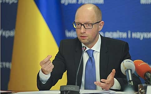 Председатель правительства Арсений Яценюк заявил, что Кабинет министров под его руководством "юридически полностью легитимный и продолжает работать". 