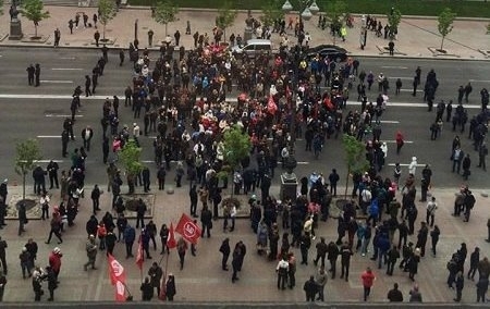 В центре Киева митингующие против сноса незаконных МАФов устроили акцию протеста у здания Киевского городского совета, требуя встречи с властями. 