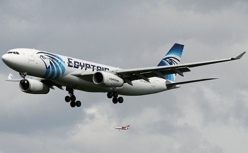 Министр обороны Греции сообщил, что поисковые команды обнаружили человеческие останки, чемоданы и два кресла с пропавшего самолета EgyptAir. 