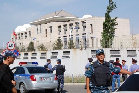 Смертник протаранил ворота китайского посольства в Бишкеке на автомобиле и подорвал себя. 