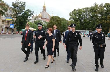ФОТОФАКТ. Новый посол США Йованович прошлась вместе с патрульными по улицам Мариуполя 