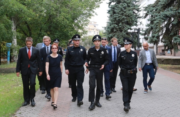 ФОТОФАКТ. Новый посол США Йованович прошлась вместе с патрульными по улицам Мариуполя 