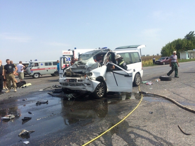 11 человек пострадали в результате ДТП, произошедшего во вторник в 12:55 на 134 км автодороги Киев-Запорожье возле поворота к с. Мельники Чернобаевского района Черкасской области. 