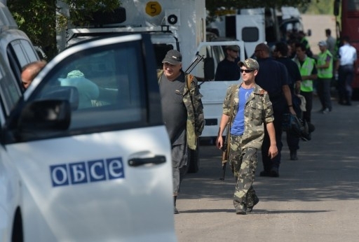 Боевики "ДНР" остановили на блокпосту под Донецком патруль миссии ОБСЕ и обыскали автомобили наблюдателей, держа их на прицеле пулеметов. 