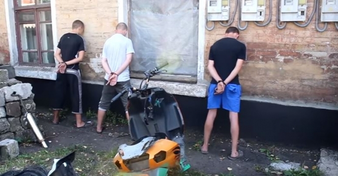 Боевики террористической организации "ДНР" заявили о задержании группы несовершеннолетних диверсантов из числа жителей Ясиноватой, которые якобы подрывали автомобили на территории оккупированной Донецкой области. 