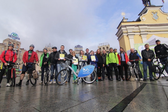 
    Киевляне отметили День без авто и приехали на велосипеде на работу6 