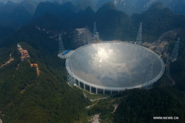 Китай в воскресенье, 25 сентября, ввел в эксплуатацию крупнейший в мире радиотелескоп FAST (Five hundred meter Aperture Spherical Telescope). 