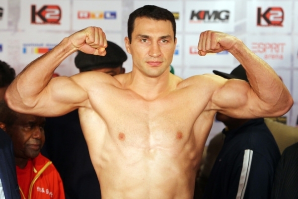 Украинский боксер супертяжелого веса Владимир Кличко получил травму и не сможет провести поединок 10 декабря. 