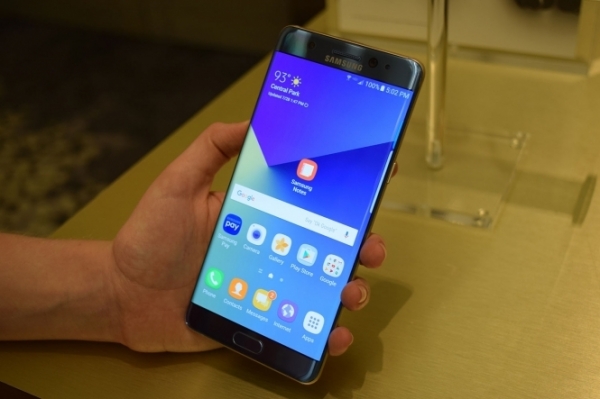 В компании Samsung на две недели приостановили работу над смартфоном Galaxy S8, выход которого ожидается в феврале. 