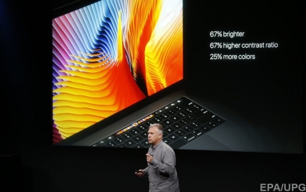 На специальном мероприятии в Купертино глава Apple Тим Кук показал новые MacBook Pro с сенсорной панелью вместо функциональных клавиш. 