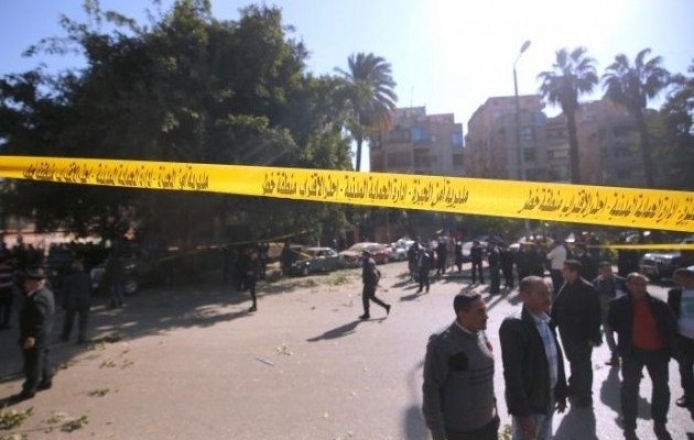На севере Синайского полуострова в результате взрыва придорожной бомбы погибли сотрудник полиции и военнослужащий. 
