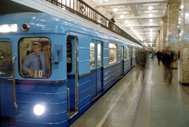 В столичном метрополитене на станции Лукьяновская женщина бросилась под поезд. 