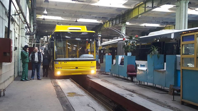 В Киев прибыли 5 новых троллейбусов, которые соответствуют всем современным украинским и европейским стандартам и нормам, оборудованы автономным ходом и могут двигаться без использования штанг. 