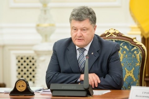 Президент Украины Петр Порошенко поручил главам областных администраций предоставить гуманитарную помощь жителям Авдеевки, пострадавшим в результате артиллерийских и ракетных обстрелов со стороны боевиков. 