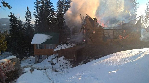 На горнолыжном курорте "Драгобрат" в Закарпатской области сгорели два корпуса отеля. 