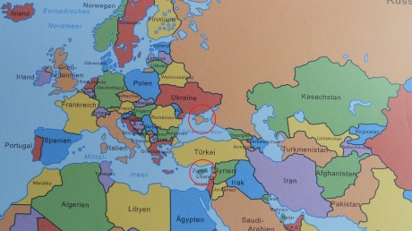 В Германии организация, действующая при поддержке правительства, напечатала учебник по изучению немецкого языка, в котором содержится изображение Крыма как части России. 