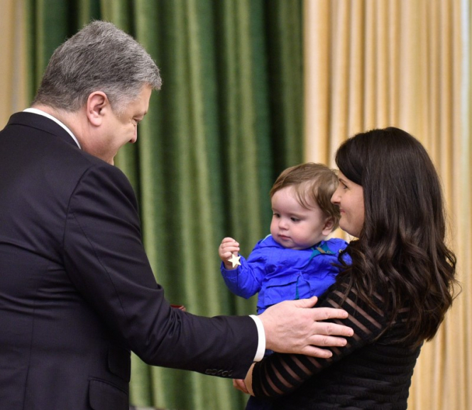 Президент Петр Порошенко передал орден "Золотая звезда" вдове капитана Андрея Кызыла, которого удостоили звания "Герой Украины" посмертно. 