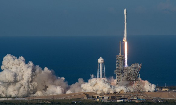 SpaceX осуществила успешную посадку первой ступени ракеты Falcon 9 после ее запуска спутника SES-10. 