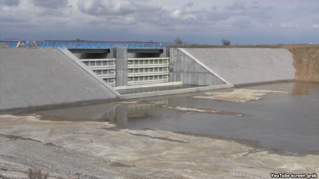 Стационарную бетонную плотину построили на границе материковой Украины по оккупированным Россией полуостровом Крым. 