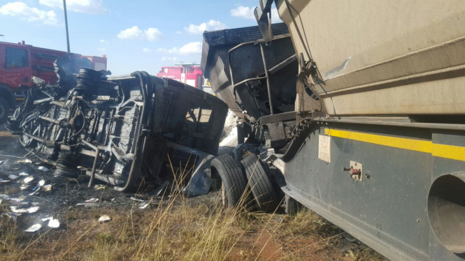 По меньшей мере 20 детей погибли в результате столкновения микроавтобуса с грузовиком на севере от столицы ЮАР Претории. 