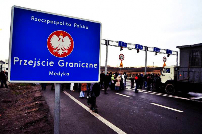 Польские пограничники задержали на пограничном пункте "Дорогуск-Ягодин" (Волынская область) гражданина Австрии, который подозревается в участии в незаконных вооруженных формированиях на Донбассе, издевательстве и убийстве украинских военнопленных. 