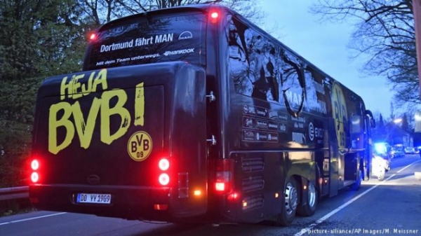 Правоохранительные органы Германии подозревают выходца из Ирака и гражданина ФРГ в организации нападения на футболистов команды "Боруссия" в Дортмунде. 