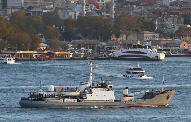 Исследовательский корабль ЧФ России "Лиман" в четверг в 40 км к юго-западу от пролива Босфор получил пробоину в результате столкновения с другим судном. 