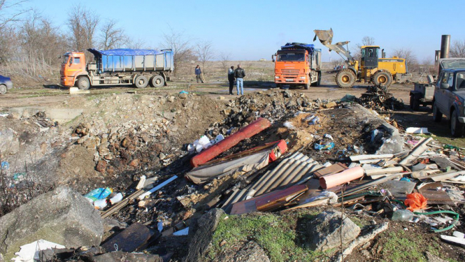 В Крыму под дверь должностных лиц по Джанкойского и Белогорского районов, которые отвечают за ликвидацию стихийных свалок, выгрузили мусор. 