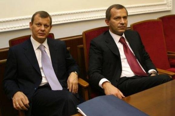 Киевский апелляционный хозсуд 6 апреля отменил арест 121,8 млн грн на счетах трех компаний братьев Андрея и Сергея Клюевых. 