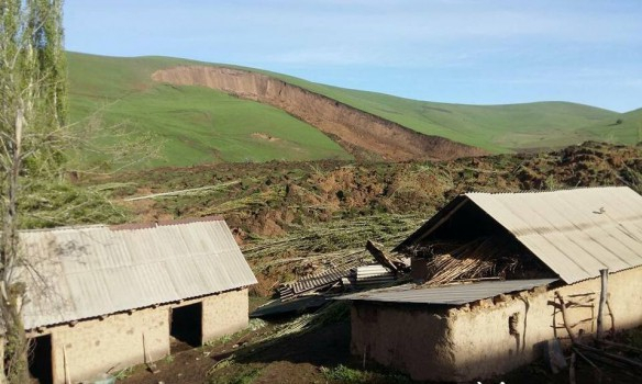 В Ошской области на юге Киргизии оползень сошел на жилые дома, под грязевыми массами оказались 24 человека. 