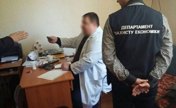 Заведующего одного из центров областной больницы Запорожья задержали в служебном кабинете со взяткой в руках. 