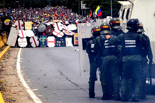 Массовые протесты против власти во главе с президентом-социалистом Николасом Мадуро в Венесуэле достигли очередной активной фазы. В субботу, 20 мая, на улицы городов во всех 23 регионах страны вышли сотни тысяч протестующих. 50 дней массовых акций погибли уже 48 человек, более две тысячи задержали силовики. 
