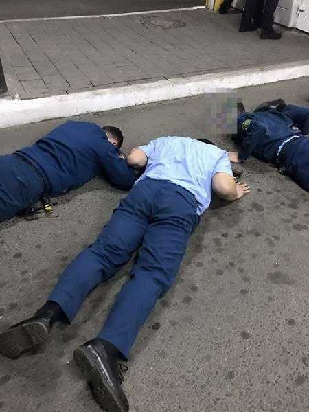 На таможенном посту "Тиса" в Закарпатской области сотрудники Службы безопасности (СБУ) задержали двух работников по подозрению во взяточничестве. 