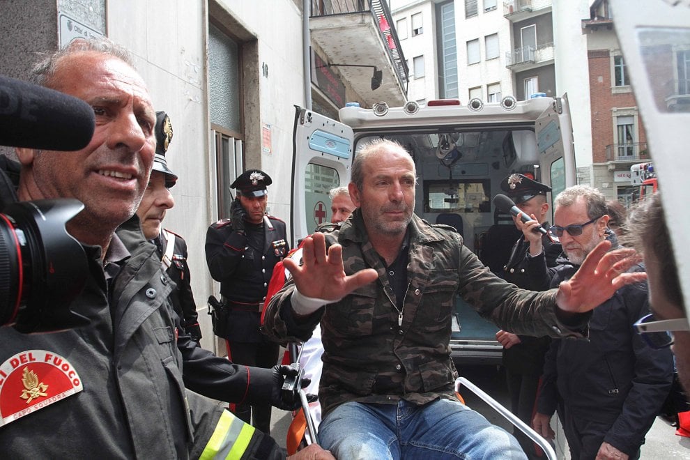 Житель итальянского города Турин, который бросал мебель с балкона и угрожал застрелиться, уговорили сдаться в обмен на капучино. 