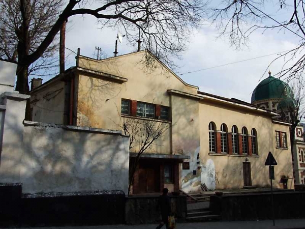 Сотрудники исполнительной службы управления юстиции во Львовской области выселили Российский культурный центр из помещения по улице Короленко. 
