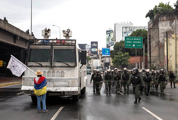 Массовые протесты против власти во главе с президентом-социалистом Николасом Мадуро в Венесуэле достигли очередной активной фазы. В субботу, 20 мая, на улицы городов во всех 23 регионах страны вышли сотни тысяч протестующих. 50 дней массовых акций погибли уже 48 человек, более две тысячи задержали силовики. 
