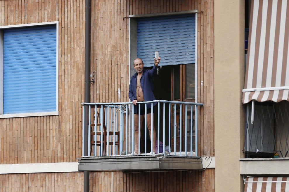 Житель итальянского города Турин, который бросал мебель с балкона и угрожал застрелиться, уговорили сдаться в обмен на капучино. 