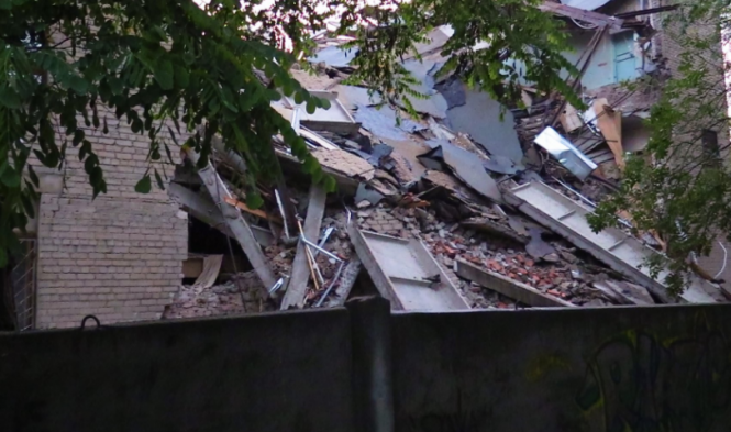 В центре оккупированного Донецка прогремел взрыв, разрушена часть здания торгового института. 