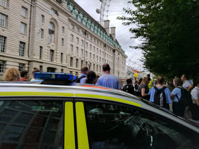 Полиция Лондона эвакуировали людей из колеса обозрения "Лондонский глаз" и из Вестминстерского причала через снаряд времен одной из мировых войн. 