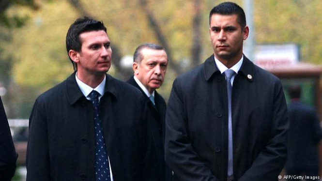 Охранникам президента Турции Реджепа Тайипа Эрдогана, против которых в США возбуждено дело из-за столкновения с прокурдской активистами в Вашингтоне, запрещен въезд в Германию на саммит "Большой двадцатки". 
