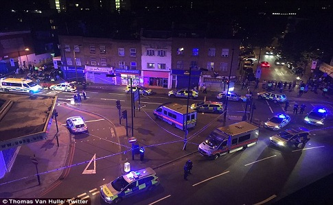 В ночь на понедельник, 19 июня, в результате наезда фургона на пешеходов вблизи мечети в Лондоне пострадали более 10 человек. 