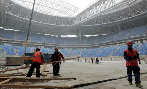 Международная правозащитная организация Human Rights Watch заявила, что строители на российских стадионах к чемпионату мира по футболу и Кубку конфедераций подвергаются эксплуатации. 