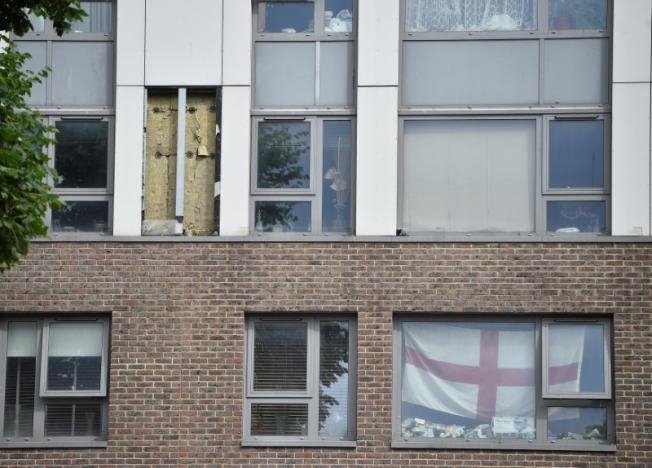 В Великобритании 27 многоэтажных жилых комплексов не прошли проверку на пожарную безопасность, проведенной после масштабного пожара в доме Grenfell Tower. 