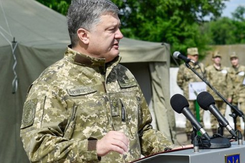 Президент Петр Порошенко передал военным медикам 20 новых машин, разработанных по техническим условиям Министерства обороны с учетом боевого опыта и тех требований, которым они должны соответствовать. 