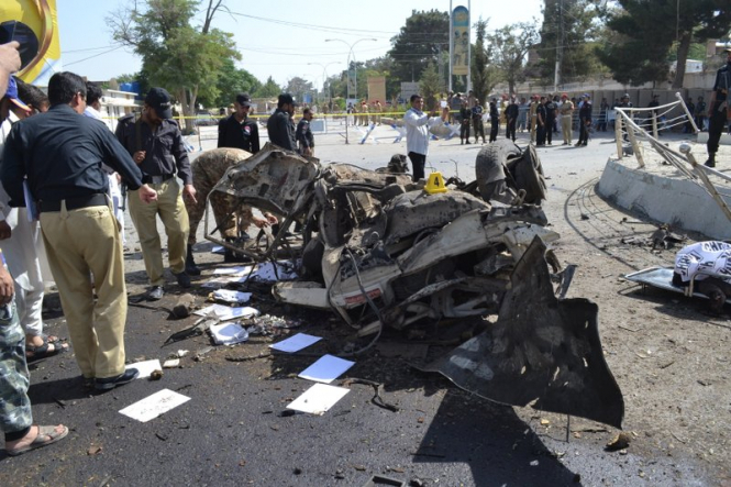 По меньшей мере 35 человек погибли и около 100 получили ранения в пятницу, 23 июня, в результате трех отдельных взрывов в двух крупных городах Пакистана. 