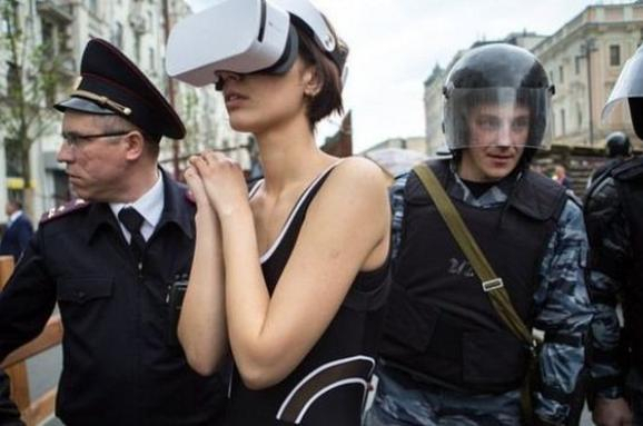 В Москве полиция задержала и увезла на психиатрическую экспертизу художницу Катрин Ненашеву, которая гуляла возле Кремля в очках виртуальной реальности. 