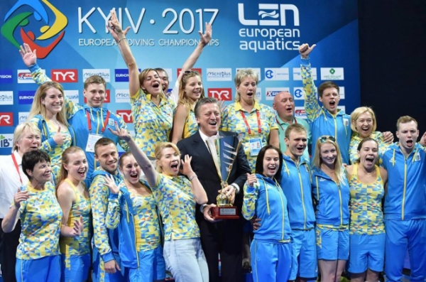 Украинская сборная по прыжкам в воду заняла первое место в командном зачете чемпионата Европы, который сегодня завершился в Киеве. 
