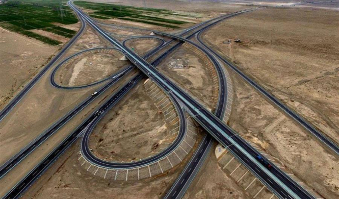 В Китае для движения автомобилей была открыта новая автомагистраль G7 протяженностью почти 2,45 тыс км, которая обеспечивает прямое сообщение между столицей Пекином и крупнейшим городом в северо-западной части страны Урумчи. 