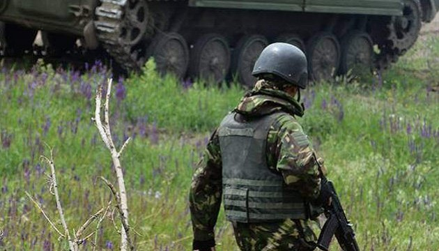 В воскресенье 30 июля боевики обстреляли опорный пункт сил АТО в районе Марьинки, один украинский военный получил пулевое ранение. 